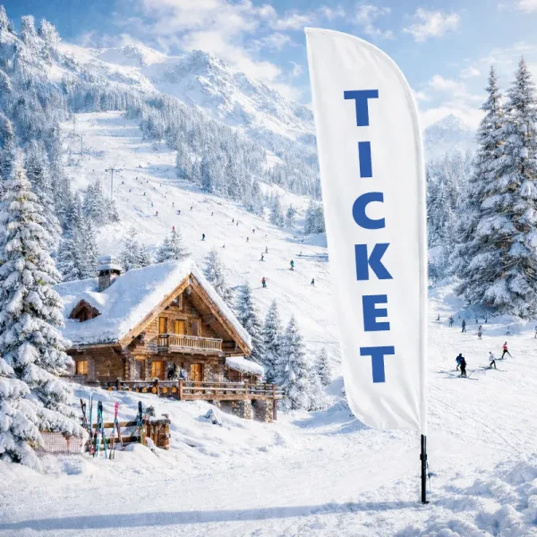 Beach Flag Standard TICKET 1 Objednajte tlač online – rýchlo a bez starostí. Doručenie po celom Slovensku. Letáky, vizitky, bannery, billboardy a viac. - Beach flag je ľahký a stabilný reklamný systém vhodný na vonkajšie aj vnútorné použitie. Vďaka kombinácii hliníka a flexibilného sklolaminátu ponúka jednoduchú montáž, odolnosť voči vetru a profesionálny vzhľad za výbornú cenu.